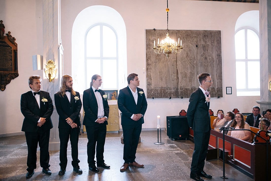 Tillsammans med sina brder Arne och Bertil vxte han upp p grden Hrstad i Vstra Tunhem. Efter folkskolan fick Stig 1945 anstllning som Julfirande - Europeana
